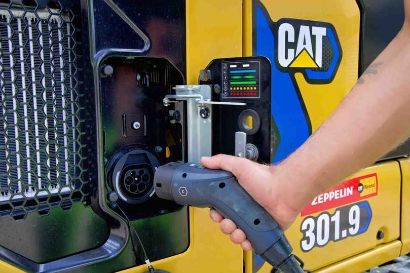 Der Elektro-Minibagger Cat 301.9 E wird über ein integriertes „OnBoard"-Ladegerät aus dem Automotive-Bereich mit 3 kW Leistung über Nacht geladen. Wer es schneller möchte, greift zum externen Schnellladegerät MEC009 von Caterpillar. | Foto: Zeppelin Rental Der Elektro-Minibagger Cat 301.9 E wird über ein integriertes „OnBoard"-Ladegerät aus dem Automotive-Bereich mit 3 kW Leistung über Nacht geladen. Wer es schneller möchte, greift zum externen Schnellladegerät MEC009 von Caterpillar. | Foto: Zeppelin Rental