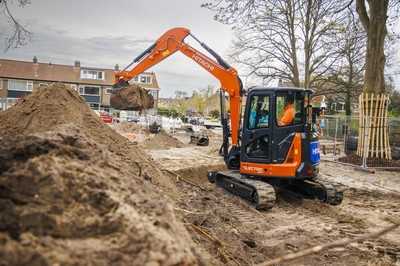 Elektrobagger mit kurzem Heck und langem Atem