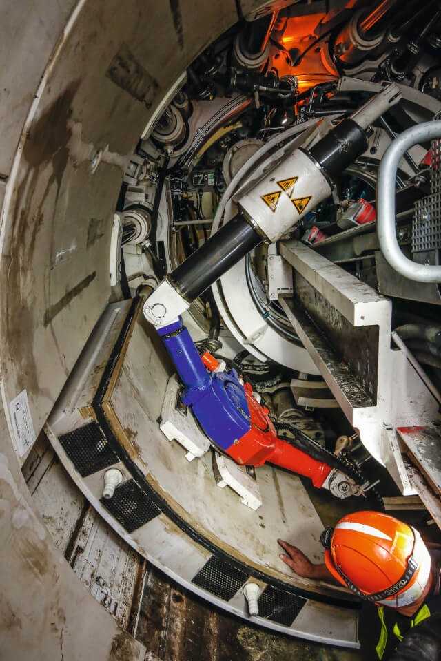Wenig Platz für Mensch und Maschine: Einbau eines Tübbingsteines. | Foto: Rupert Oberhäuser Wenig Platz für Mensch und Maschine: Einbau eines Tübbingsteines. | Foto: Rupert Oberhäuser