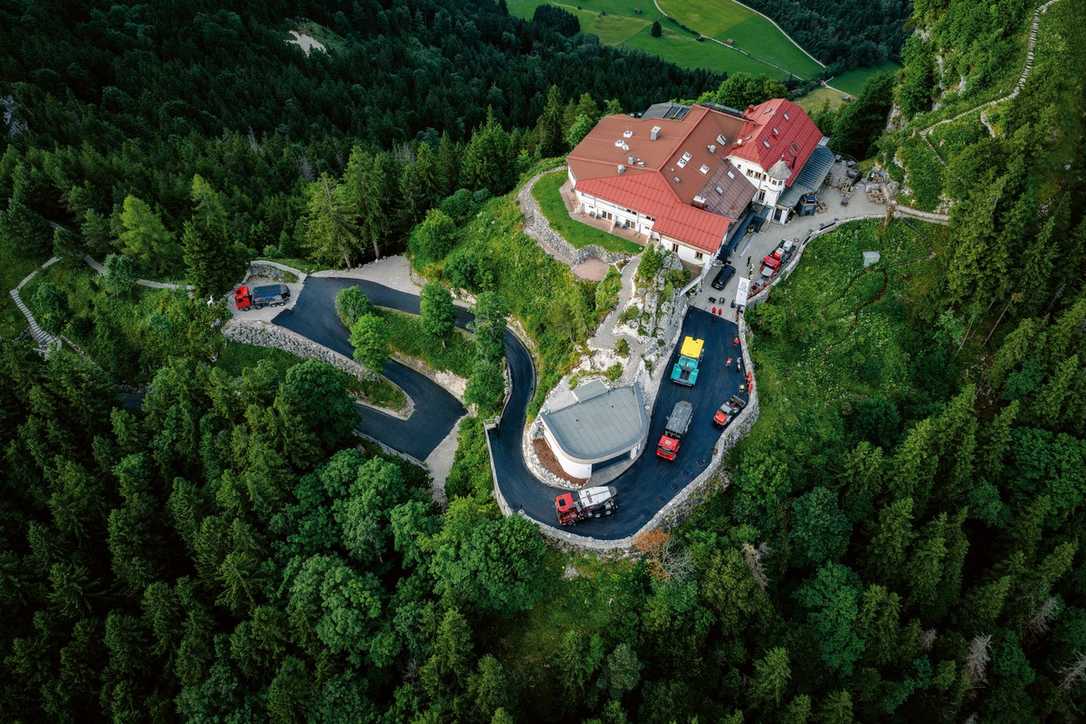Asphalteinbau am Falkenstein: Präzisionsarbeit auf 1.277 Metern Höhe Asphalteinbau am Falkenstein: Präzisionsarbeit auf 1.277 Metern Höhe