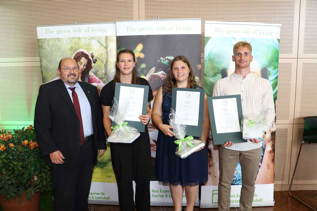 Absolventen Fachrichtungen GaLaBau, Zierpflanzenbau und Baumschule ausgezeichnet. Absolventen Fachrichtungen GaLaBau, Zierpflanzenbau und Baumschule ausgezeichnet.
