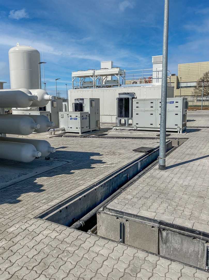 Die Versorgungkanäle Bircocanal erstrecken sich über die ganze Anlage. Das Leitungssystem für den grünen Wasserstoff läuft ohne Unterbrechung vom Elektrolyseur bis an die Zapfsäulen der Tankstelle. | Foto: Birco GmbH