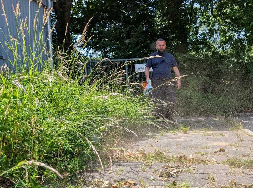 Hasan Sahin, Mitarbeiter von B_I MEDIEN, arbeitet mit dem Laubbläser BGA 250 von Stihl. | Foto: B_I MEDIEN/Saric Hasan Sahin, Mitarbeiter von B_I MEDIEN, arbeitet mit dem Laubbläser BGA 250 von Stihl. | Foto: B_I MEDIEN/Saric