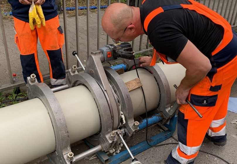 Die neuen Langrohre mit DA 385 schweißte Dommel zunächst oberirdisch zu einem Rohrstrang. | Foto: Sanierungstechnik Dommel Die neuen Langrohre mit DA 385 schweißte Dommel zunächst oberirdisch zu einem Rohrstrang. | Foto: Sanierungstechnik Dommel