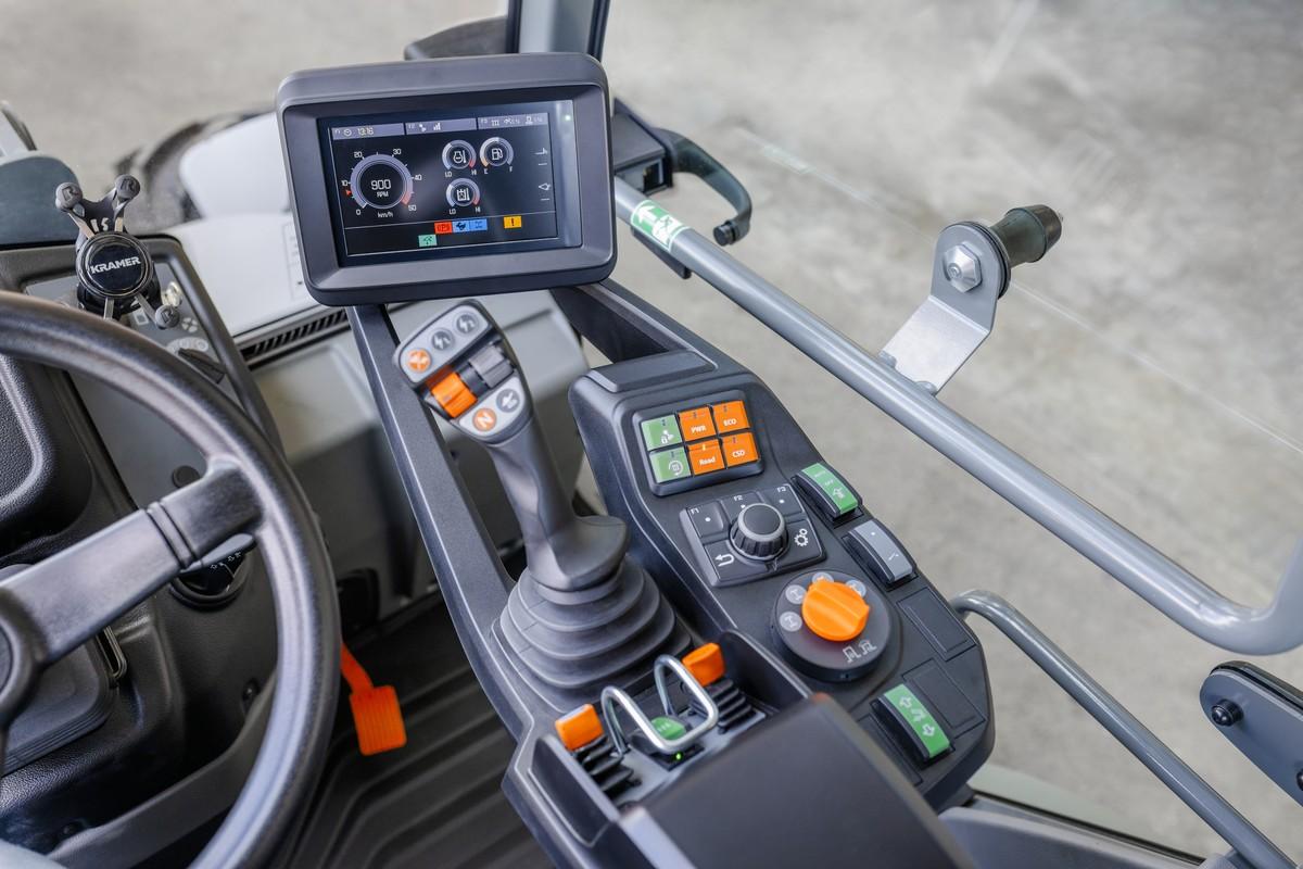 Der Radlader verfügt über ergonomisch angeordnete Bedienelemente, die eine einfache und intuitive Bedienung sicherstellen sollen. | Foto: B_I MEDIEN/Hinrichs Der Radlader verfügt über ergonomisch angeordnete Bedienelemente, die eine einfache und intuitive Bedienung sicherstellen sollen. | Foto: B_I MEDIEN/Hinrichs