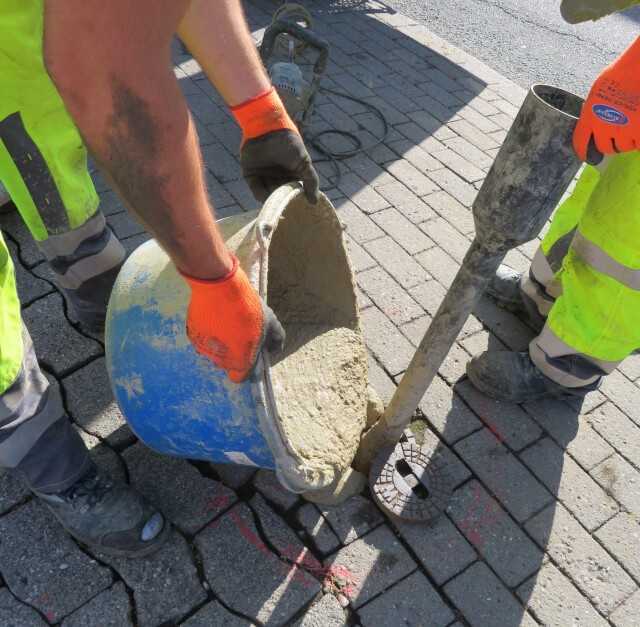 Mit Flüssigboden wird der abgesaugte Ringraum wieder verfüllt. Das Kunststoffohr schützt dabei die Einbaugarnitur.