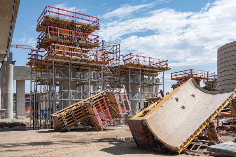 Die geometrisch anspruchsvollen H20-Sonderschalungen für die Pfeiler kommen aus dem Hünnebeck-Sonderschalungsbau. | Foto: Hünnebeck Die geometrisch anspruchsvollen H20-Sonderschalungen für die Pfeiler kommen aus dem Hünnebeck-Sonderschalungsbau. | Foto: Hünnebeck