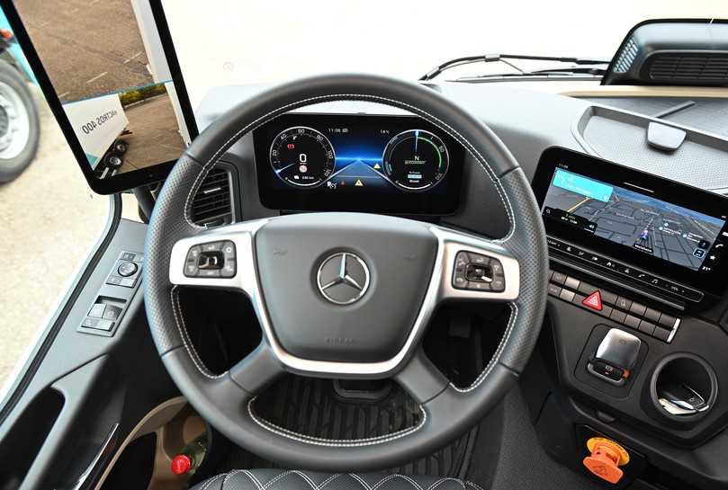 Das Cockpit und die Bedienelemente in den eActros-Modellen sind identisch. Das digitale Display liefern tolle Farbanzeigen. | Foto: QUATEX Das Cockpit und die Bedienelemente in den eActros-Modellen sind identisch. Das digitale Display liefern tolle Farbanzeigen. | Foto: QUATEX