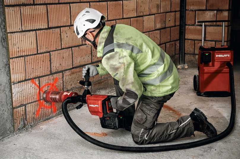 Trockenbohrungen in Mauerwerk lassen sich mit dem akkubetriebenen DD 150-U-22 flexibel und sauber ausführen – auch handgeführt. | Foto: Hilti Trockenbohrungen in Mauerwerk lassen sich mit dem akkubetriebenen DD 150-U-22 flexibel und sauber ausführen – auch handgeführt. | Foto: Hilti