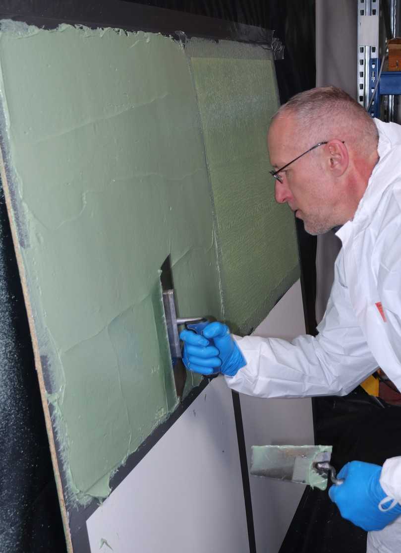 Auch Teil des Experiments: Der Auftrag per Glättkelle | Foto: Rersinnovation Auch Teil des Experiments: Der Auftrag per Glättkelle | Foto: Rersinnovation