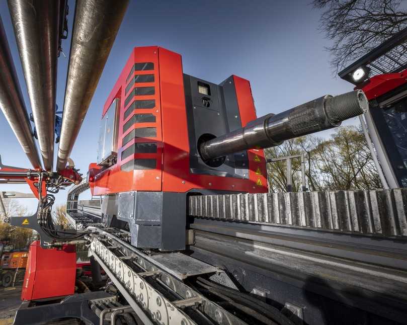Die E-Anlage verfügt über eine Zug- und Druckkraft von 80 Tonnen und ist für Range-2-Bohrgestänge konzipiert (9,5 m). | Foto: Max Streicher Die E-Anlage verfügt über eine Zug- und Druckkraft von 80 Tonnen und ist für Range-2-Bohrgestänge konzipiert (9,5 m). | Foto: Max Streicher