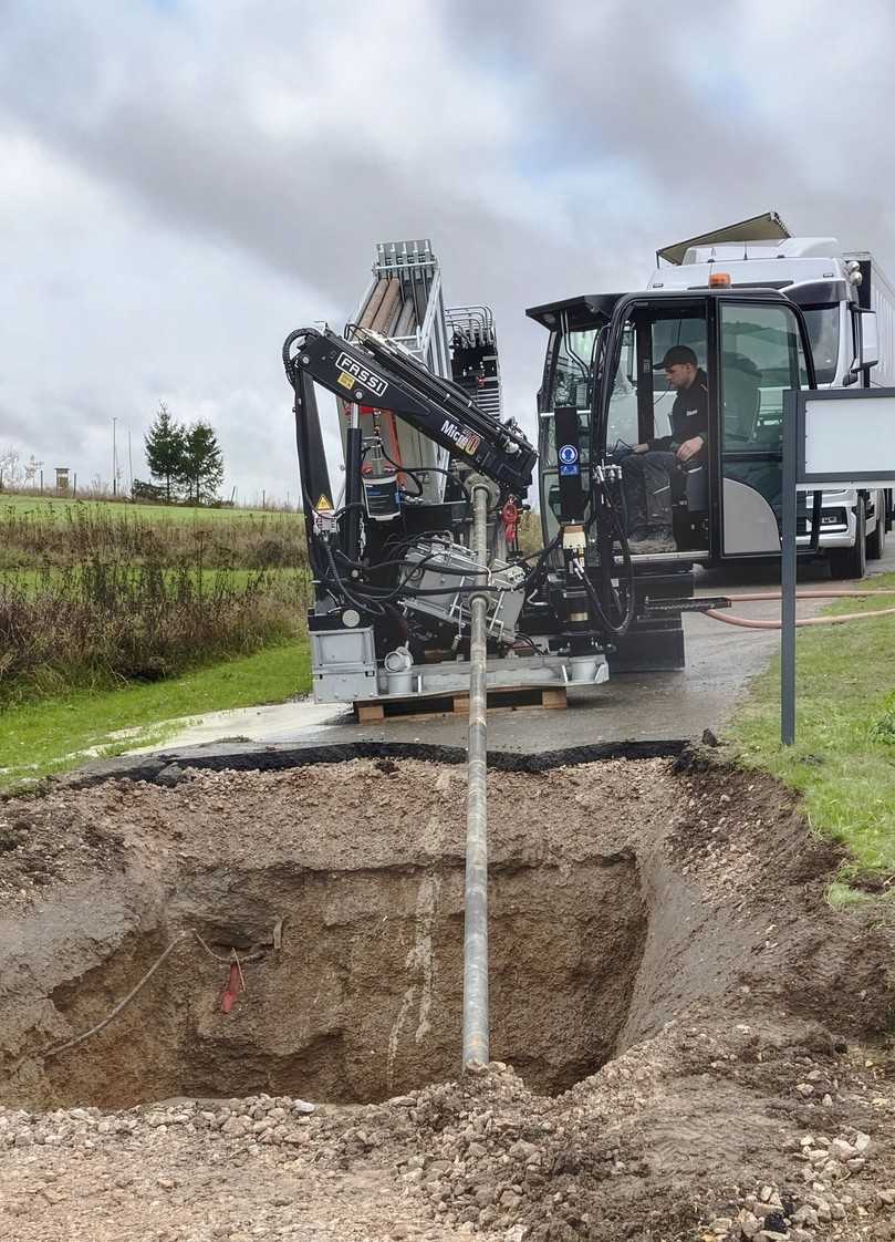 Das vollautomatische Gestänge-Wechselsystem entlastet den Bediener und automatisiert die Abläufe. Ein fernbedienbarer Ladekran ist eine sinnvolle Option für sicheres Handling von Gestängen, Boxen und Zubehör. | Foto: Tracto-Technik