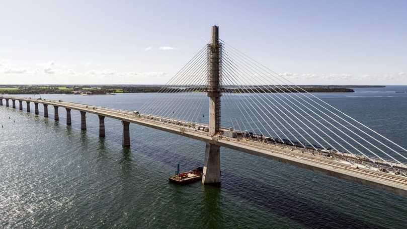 Der 102 Meter hohe Pylon der neuen Storstrøm-Brücke übernimmt die Ableitung sämtlicher Kräfte in das Fundament. | Foto: SBJV