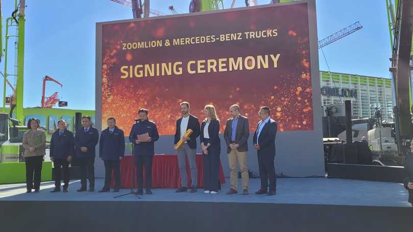 Unterzeichnung eines "Letter of Intent" auf der bauma 2025: Zoomlion und Mercedes-Benz Trucks verstärken ihre Zusammenarbeit. Am Mikrofon Wang Yongxiang, Co-CEO von Zoomlion, 4. von rechts Achim Puchert, CEO von Mercedes-Benz Trucks. | Foto: bb