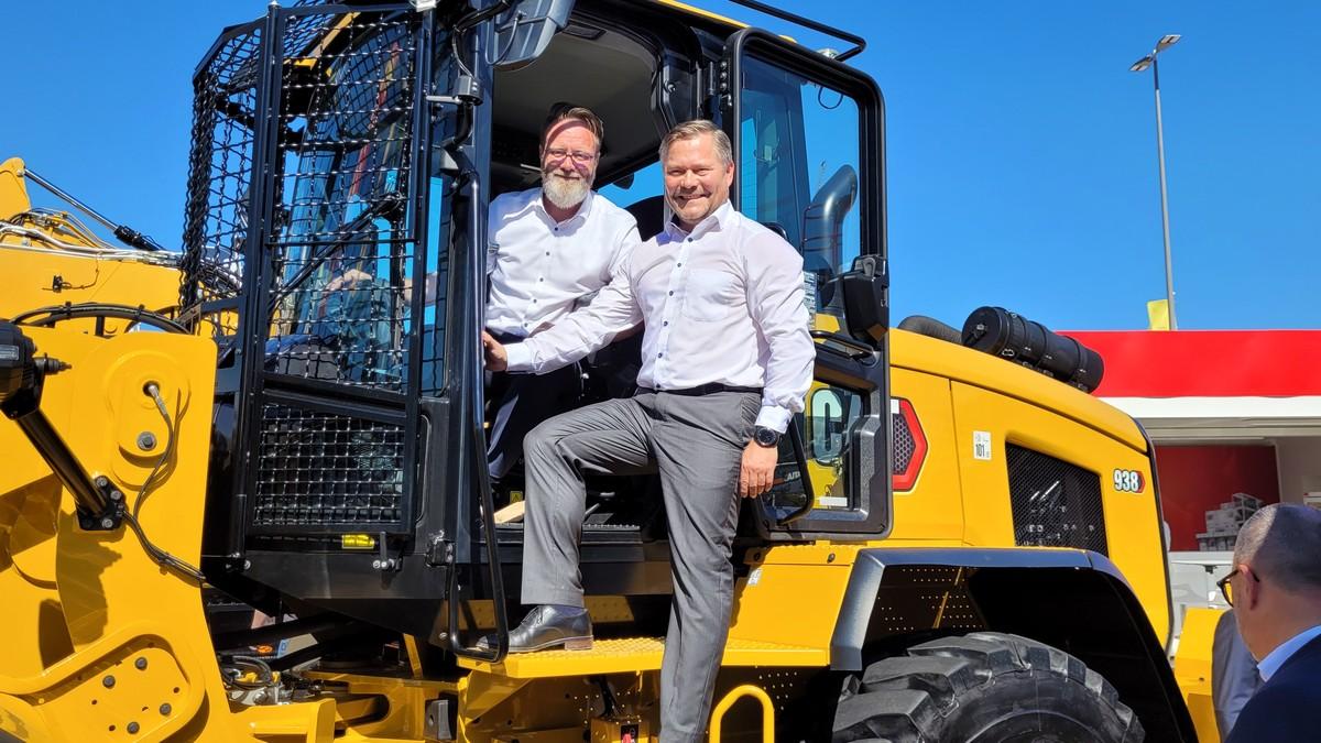 Auf seinem Rundgang kletterte Schleswig-Holsteins Wirtschaftsminister Claus Ruhe Madsen auch in den Cat-Radlader 938, hier mit Holger Schulz, dem neuen Geschäftsführer der Zeppelin Baumaschinen GmbH. | Foto: B_I MEDIEN/bb Auf seinem Rundgang kletterte Schleswig-Holsteins Wirtschaftsminister Claus Ruhe Madsen auch in den Cat-Radlader 938, hier mit Holger Schulz, dem neuen Geschäftsführer der Zeppelin Baumaschinen GmbH. | Foto: B_I MEDIEN/bb