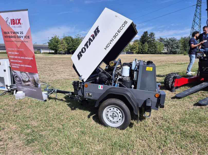 Ein pneumatisches Steuerungssystem, ein kombinierter Kühler für Kompressoröl und Motorflüssigkeitskühlung, unabhängige Luft- und Ölfilter sowie ein großer Luft-Öl-Abscheider garantieren im Rotair-Schraubenkompressor MDVN30 Eco5 eine effektive Filterung und eine lange Lebensdauer. | Foto: B_I MEDIEN/Diego Casiraghi Ein pneumatisches Steuerungssystem, ein kombinierter Kühler für Kompressoröl und Motorflüssigkeitskühlung, unabhängige Luft- und Ölfilter sowie ein großer Luft-Öl-Abscheider garantieren im Rotair-Schraubenkompressor MDVN30 Eco5 eine effektive Filterung und eine lange Lebensdauer. | Foto: B_I MEDIEN/Diego Casiraghi