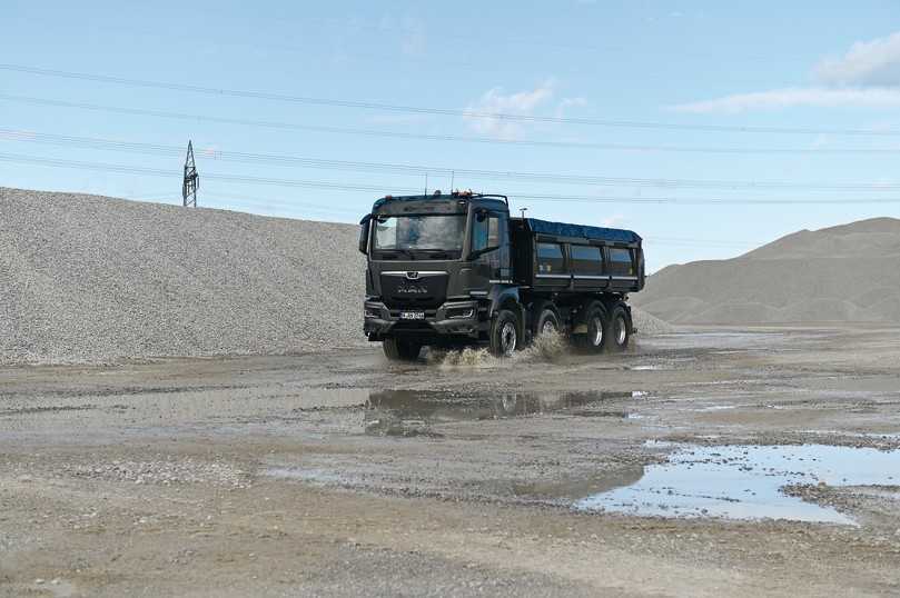 Der mausgraue MAN TGS 35.400 muss mit dem kleinen 9-l-Triebwerk D15 und 400 PS auskommen. | Foto: MAN Der mausgraue MAN TGS 35.400 muss mit dem kleinen 9-l-Triebwerk D15 und 400 PS auskommen. | Foto: MAN