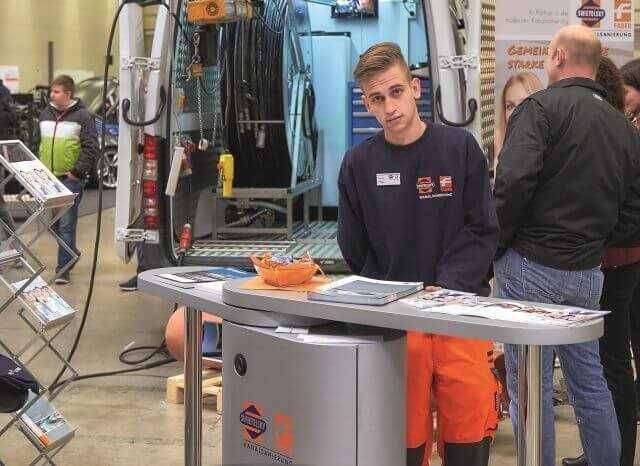 Ausbildungsmessen sind ein wichtiges Instrument, um auf die Branche und das Unternehmen aufmerksam zu machen. Azubi Dennis Titow (Fachkraft für Rohr-, Kanal- und Industrieservice) kann bei so einer Veranstaltung über seine Erfahrungen berichten. | Foto: Swietelsky-Faber
