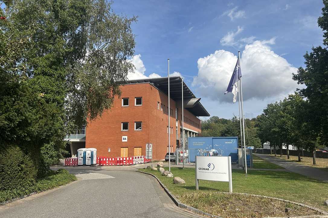 Gebäudesanierung am Geomar Kiel: Innovative Gebäudeschutzrinne löst Feuchteprobleme Gebäudesanierung am Geomar Kiel: Innovative Gebäudeschutzrinne löst Feuchteprobleme
