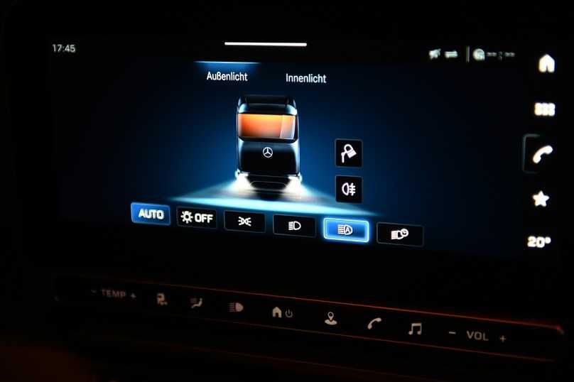 Über den Touchscreen rechts lassen sich auch Außen- und Innenbeleuchtung differenziert ansteuern. Alternativ gehorcht sie auch Sprachbefehlen. | Foto: FH