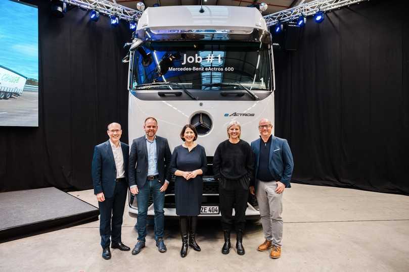 Prominenz beim Serienstart (v.l.): Andreas Bachhofer, Leiter Standort Wörth, Jürgen Distl, Leiter Mercedes-Benz Trucks Operations, Daniela Schmitt, Ministerin für Wirtschaft, Verkehr, Landwirtschaft und Weinbau des Landes Rheinland-Pfalz, Karin Rådström, CEO von Daimler Truck, und Michael Brecht, Vorsitzender Gesamtbetriebsrat Daimler Truck. | Foto: Daimler Truck AG Prominenz beim Serienstart (v.l.): Andreas Bachhofer, Leiter Standort Wörth, Jürgen Distl, Leiter Mercedes-Benz Trucks Operations, Daniela Schmitt, Ministerin für Wirtschaft, Verkehr, Landwirtschaft und Weinbau des Landes Rheinland-Pfalz, Karin Rådström, CEO von Daimler Truck, und Michael Brecht, Vorsitzender Gesamtbetriebsrat Daimler Truck. | Foto: Daimler Truck AG