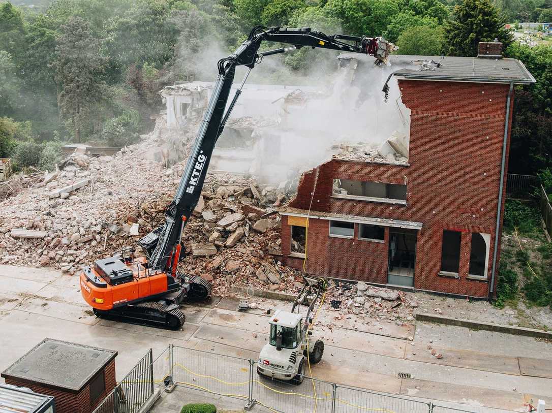 Abbruchbagger: High-Reach im Einsatz Abbruchbagger: High-Reach im Einsatz