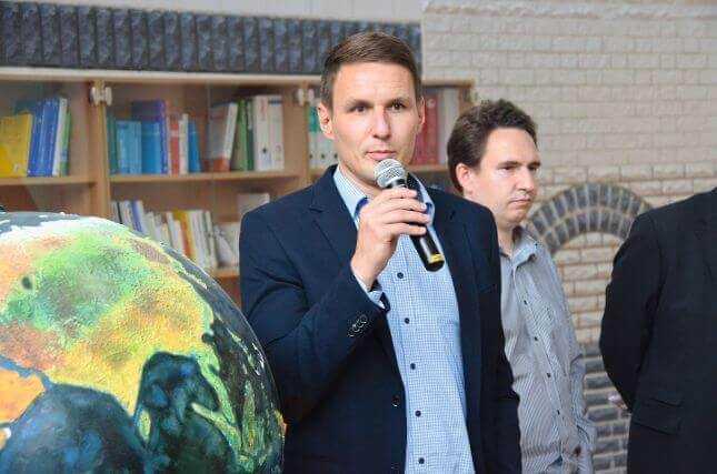 Christian Koplin (vorn) koordiniert in der Hamburger Umweltbehörde das Projekt ‚Emissionsreduzierung bei mobilen Maschinen‘. Sebastian Eggers vom Ingenieurbüro Lärmkontor erstellt im Auftrag der Behörde das entsprechende Gutachten. | Foto: B_I