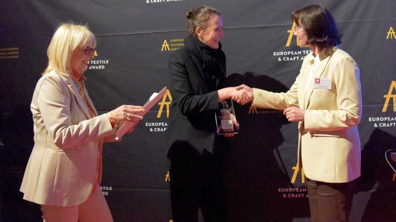 Preisverleihung in Italien: Johanna Beuscher (Mitte) nimmt den ETA-Award von Irene Tomedi (rechts), Vizepräsidentin der Europäischen Textilakademie in Bozen, und Susanna Vötter-Dankl, wissenschaftliche Beraterin der Akademie und Präsidentin der Leopold-Kohr-Akademie in Salzburg, entgegen. | Foto: European Textile Academy