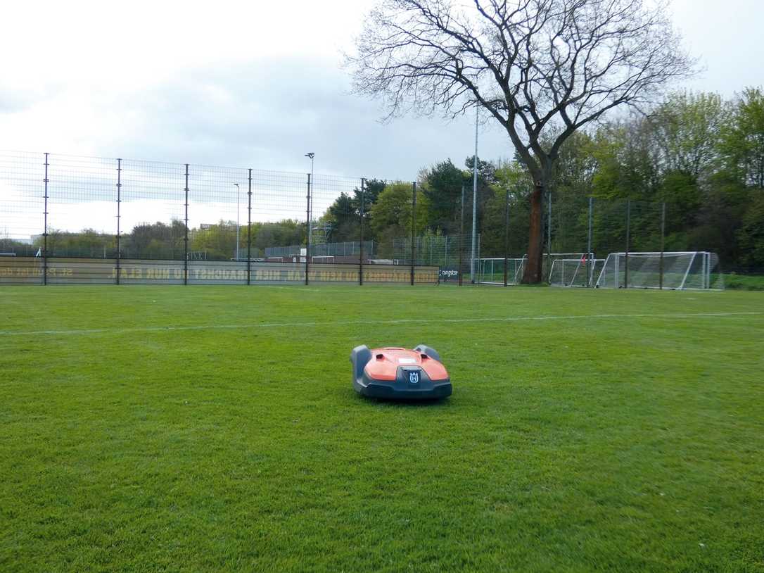 Mähroboter beim Hamburger Kiezklub im Einsatz Mähroboter beim Hamburger Kiezklub im Einsatz