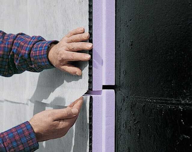 Eine XPS-Platte mit aufkaschierter Noppenbahn kombiniert hochwertige Dämmung mit bester Abflussleistung. Ein Filtervlies mit überlappenden Partien sorgt für geschlossene Oberflächen.