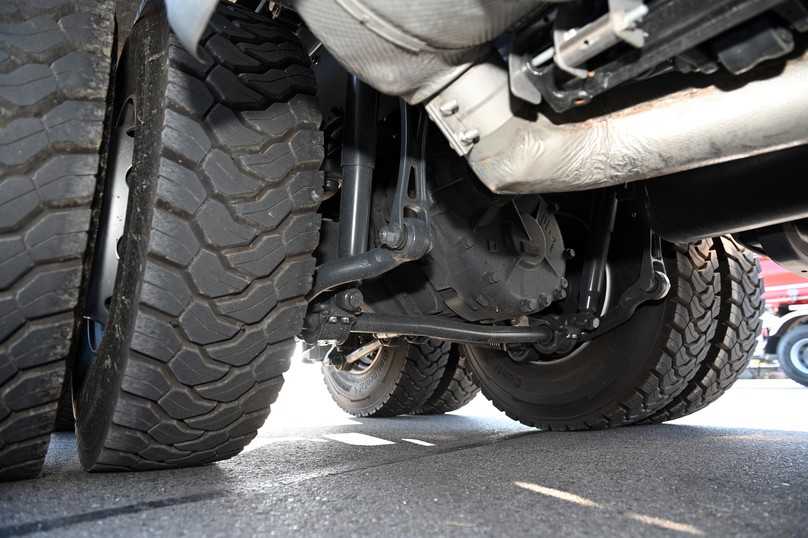 Die einfach untersetzten Außenplanetenachsen hängen an massiven Dreiblatt-Parabelfedern. | Foto: QUATEX