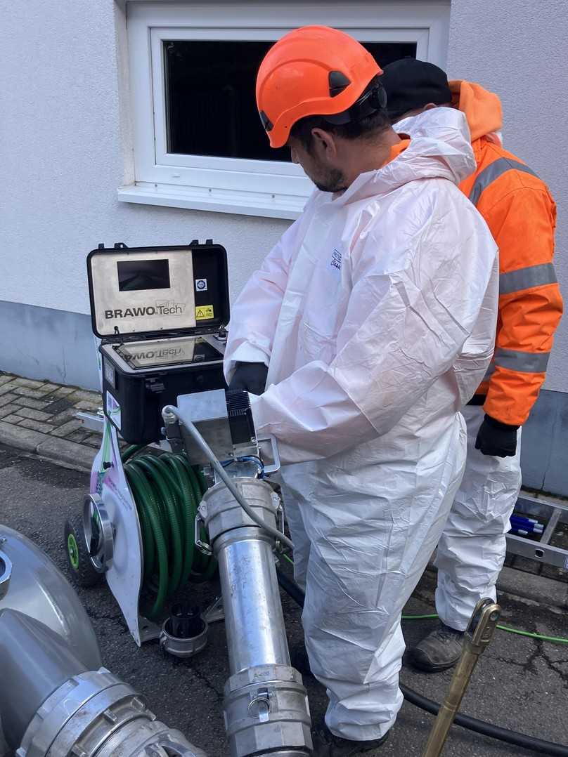 Präzisionsarbeit am Steuergerät: Die Brawoliner-Technologie erlaubt die komplette Steuerung der Sanierung aus der Ferne. | Foto: Brawo Systems
