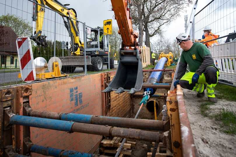 Die PE-Rohrleitung erreicht die Startgrube… | Foto: D&S