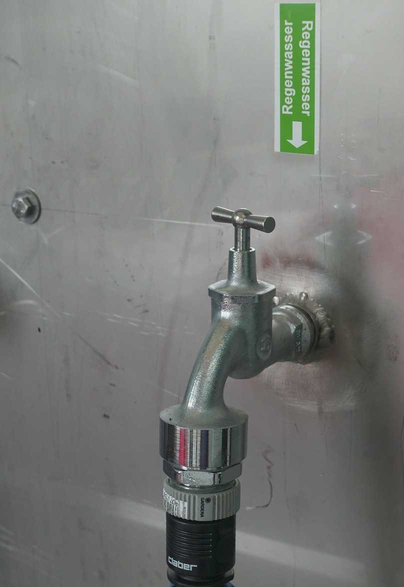 Kennzeichnung einer Entnahmestelle nach Vorgaben der DIN EN 16941-1, um Verwechslungen mit Trinkwasser durch die Nutzer zu verhindern. Dieses Ventil ist an einem großen Waschbecken installiert, das zur Reinigung von Bauteilen in der Produktionshalle dient. | Foto: Klaus W. König Kennzeichnung einer Entnahmestelle nach Vorgaben der DIN EN 16941-1, um Verwechslungen mit Trinkwasser durch die Nutzer zu verhindern. Dieses Ventil ist an einem großen Waschbecken installiert, das zur Reinigung von Bauteilen in der Produktionshalle dient. | Foto: Klaus W. König