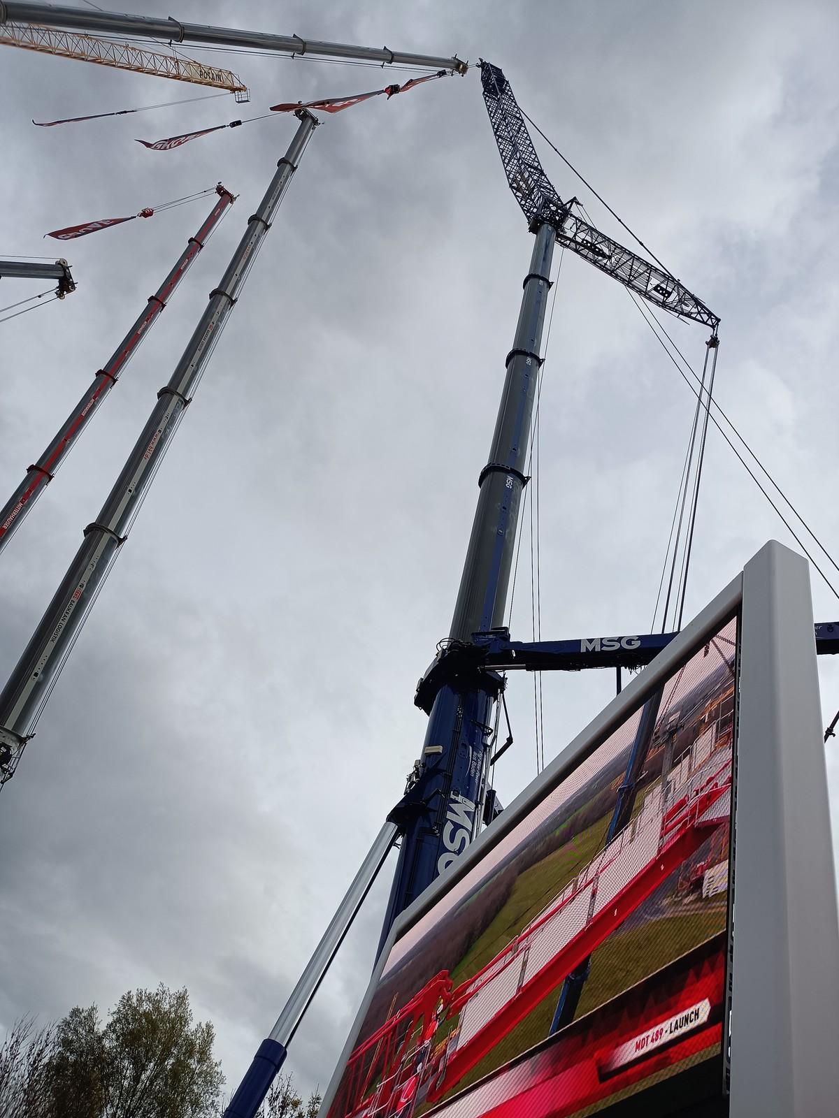 Manitowoc präsentierte den Grove-Kran GMK6400-1, der über eine maximale Tragfähigkeit von 400 t und einen 60 m langen Hauptausleger verfügt. Bei einer Konfiguration mit all seinen Ausleger-Abschnitten erreicht er eine maximale Höhe von 136 m bis zur Kranspitze. | Foto: B_I/Budde