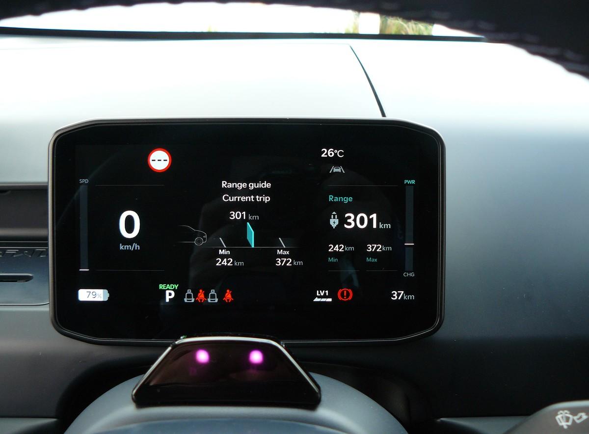 Reichlich Zahlen im kompakten Instrumentenmonitor. In der Mitte gibt’s noch einen üppigen 12,9“-Bildschirm. | Foto: Randolf Unruh