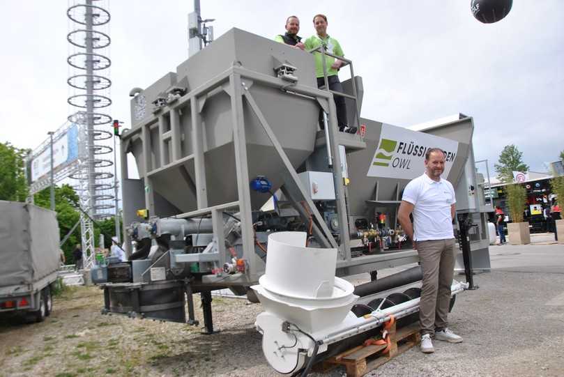 Das OWL-Flüssigboden-Team auf der IFAT 2026 in München mit Martin Lenzmeier (unten). | Foto: Uwe Manzke