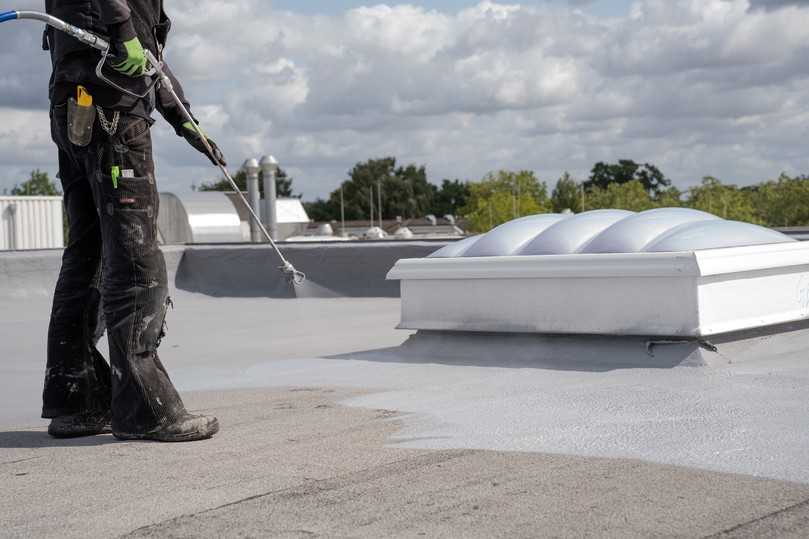 Schnelle Verarbeitung ohne offene Flamme: Die PU-Hybridabdichtung "MB PUReactive+" überzeugt mit hoher Verlegeleistung und Brandschutzklasse B-s1, d0. | Foto: Remmers