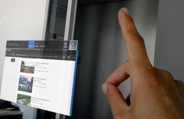 Blick durch die Augmented-Reality-Brille aus Sicht des Servicetechnikers: Durch Gestensteuerung können beispielsweise verschiedene Tutorials angewählt (hier im Bild) oder Anrufe getätigt werden. Dabei hat der Servicetechniker die Hände frei und kann direkt an der Maschine arbeiten. Blick durch die Augmented-Reality-Brille aus Sicht des Servicetechnikers: Durch Gestensteuerung können beispielsweise verschiedene Tutorials angewählt (hier im Bild) oder Anrufe getätigt werden. Dabei hat der Servicetechniker die Hände frei und kann direkt an der Maschine arbeiten.