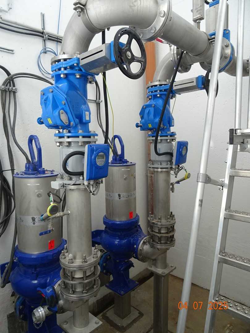 Neue Rohwasserpumpen und Installation | Foto: Horn Ingenieure