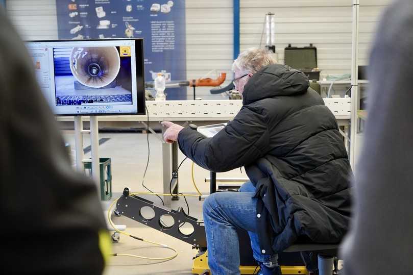 Die Teilnehmer durften an vielen Stationen selbst Hand anlegen. | Foto: IBAK Die Teilnehmer durften an vielen Stationen selbst Hand anlegen. | Foto: IBAK