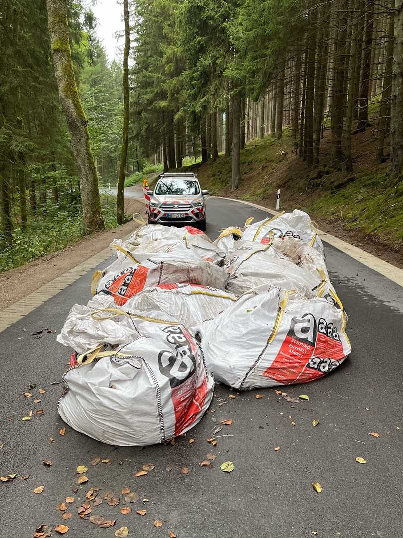 Die illegal entsorgten Bigbags standen mitten auf der Landstraße. | Foto: KPB Hochsauerlandkreis