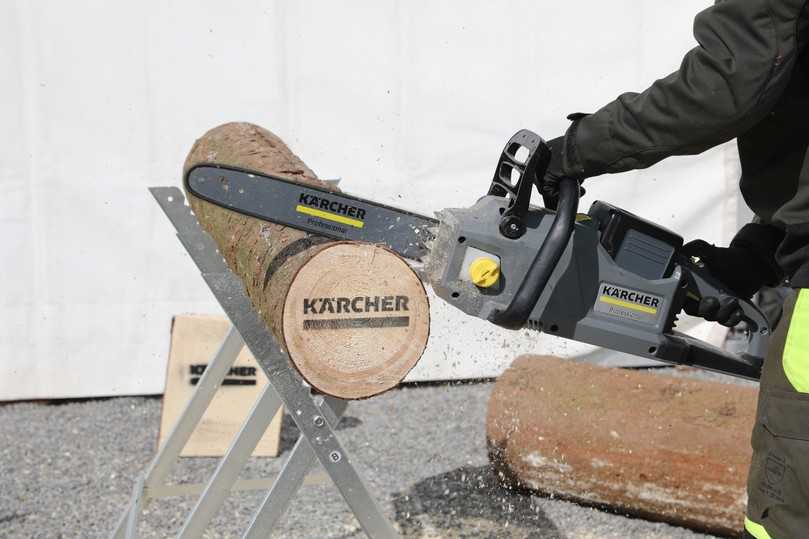 Bis zu 300 Schnitte von Stämmen mit 10 cm sind laut Kärcher mit einer 7,5 Ah-Akkuladung möglich. Allerdings verschwindet bereits nach dem ersten Schnitt das Logo aus dem Stamm. Bis zu 300 Schnitte von Stämmen mit 10 cm sind laut Kärcher mit einer 7,5 Ah-Akkuladung möglich. Allerdings verschwindet bereits nach dem ersten Schnitt das Logo aus dem Stamm.