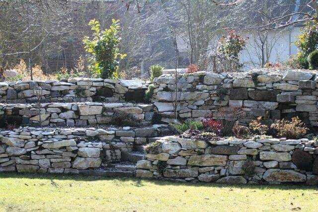 Natursteingärten inspiriert von Hundertwasser