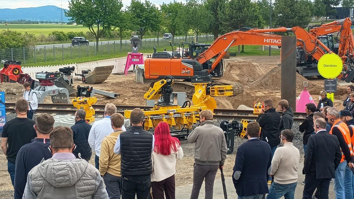 Anbaugeräte für sämtliche Anwendungen im Gleisbau wurden auf einer Aktionsfläche gezeigt. | Foto: B_I Medien/Budde