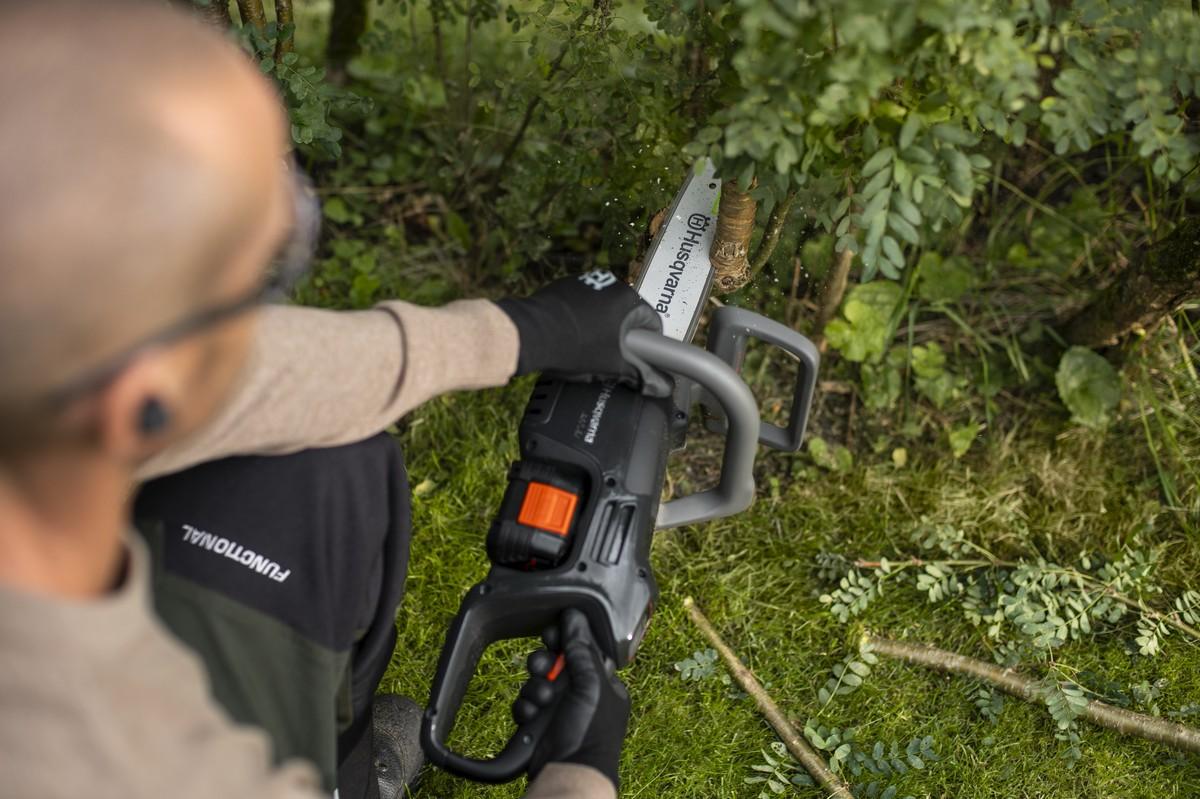 Die neue Husqvarna-Kettensäge Aspire C15X-P4A kann dank der digitalen Benutzeroberfläche bequem mit einem Knopfdruck ein- und ausgeschaltet werden. | Foto: Husqvarna Die neue Husqvarna-Kettensäge Aspire C15X-P4A kann dank der digitalen Benutzeroberfläche bequem mit einem Knopfdruck ein- und ausgeschaltet werden. | Foto: Husqvarna