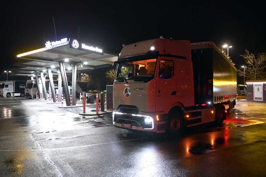 Mercedes eActros 600: Fahrbericht bei Nacht und Winterkälte