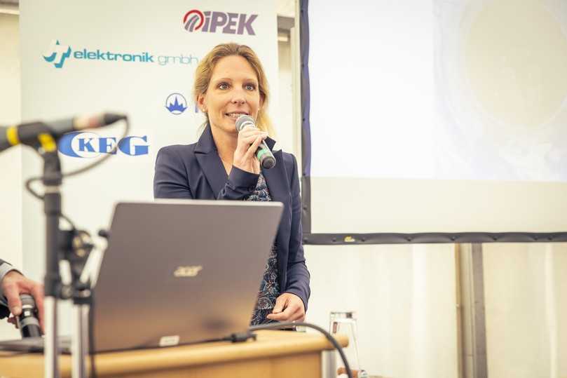Daniela Fiege vom Stadtbetrieb Abwasserbeseitigung Lünen AöR motivierte Mitarbeiter mit digitalem Arbeiten. | Foto: IKT Daniela Fiege vom Stadtbetrieb Abwasserbeseitigung Lünen AöR motivierte Mitarbeiter mit digitalem Arbeiten. | Foto: IKT