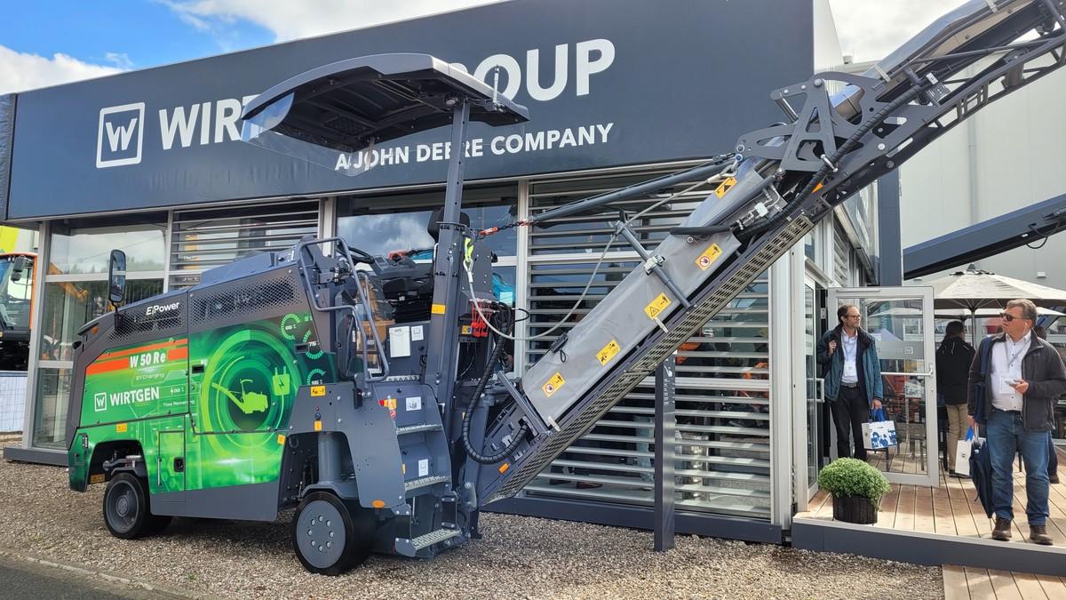 Die Elektrofräse, die Wirtgen mit auf die Nordbau 2026 gebracht hat, geht demnächst in Serie und ist ab dem kommenden Jahr verfügbar. | Foto: bb