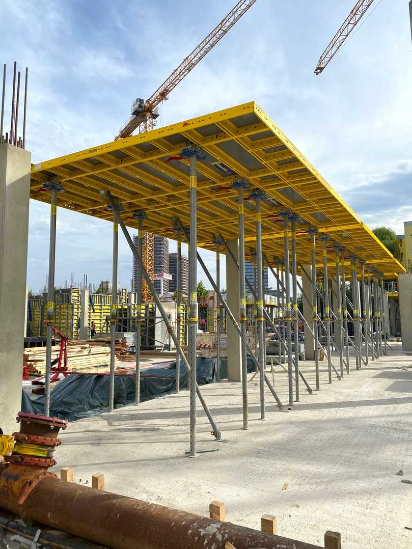 Spart Zeit: Das Deckenschalungssystem "DokaXdek".  4.500 Quadratmeter der Deckentische kommen beim "Edge Friedrichspark" zum Einsatz. | Foto: Doka